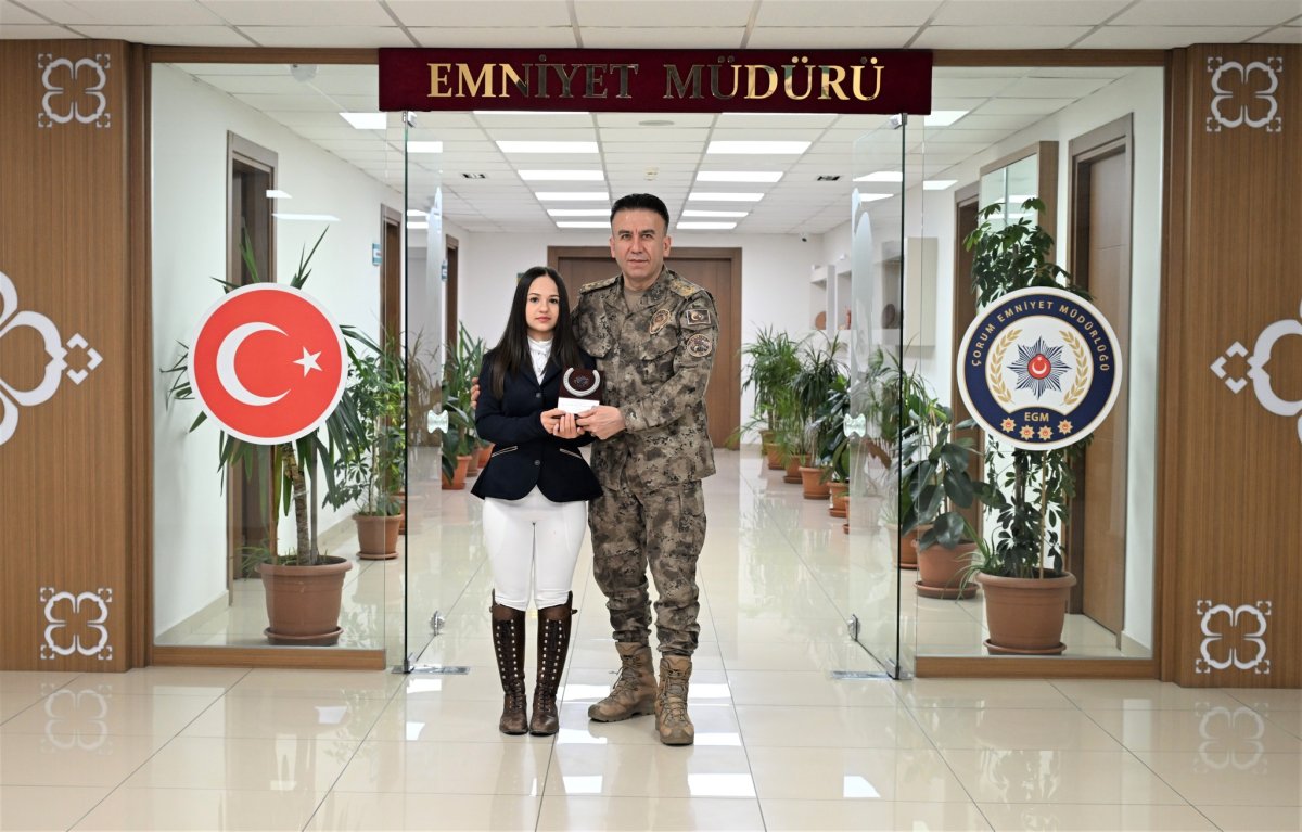 Çorumlu Şampiyon Biniciden Anlamlı Jest: Kupasını Emniyet Müdürü’ne Takdim Etti
