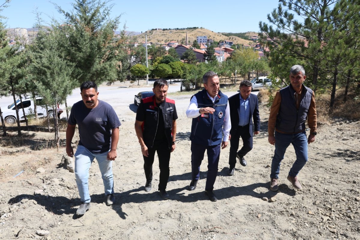 Başkan Dere, Şehitlik Anıtı Ve Taziye Evi'ndeki Çalışmaları İnceledi