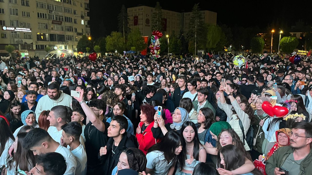 19 Mayıs Coşkusu Grup Norm Konseriyle Zirveye Çıktı