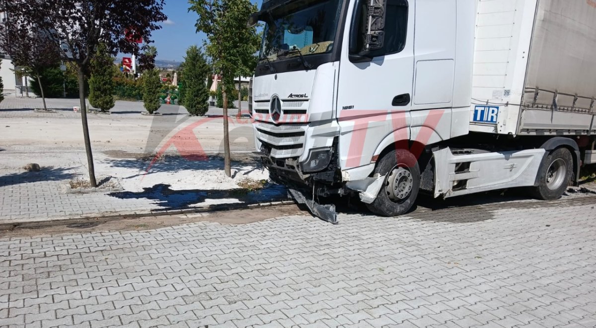 Kontrolden Çıkan Tır Düğün Salonuna Daldı