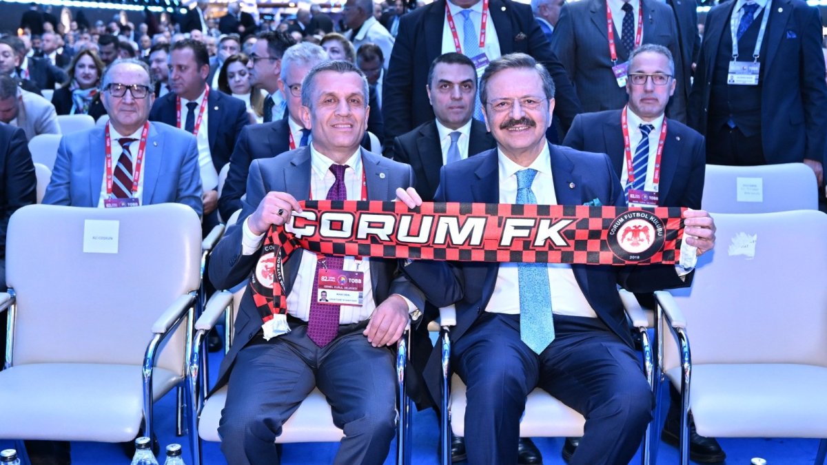 TOBB Genel Kurulunda Hisarcıklıoğlu’na Anlamlı Hediye: Murat Erdal’dan Çorum Fk Atkısı