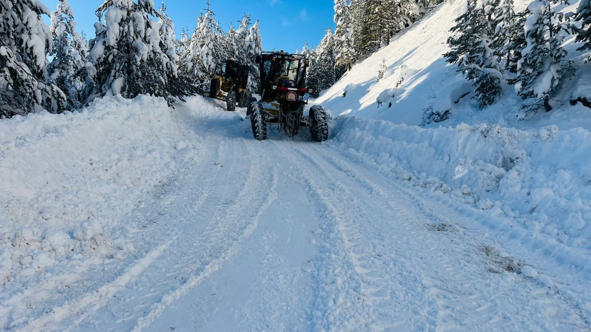 Çorum'da Köy Yolları İçin Seferberlik: 55 Araç Sahada