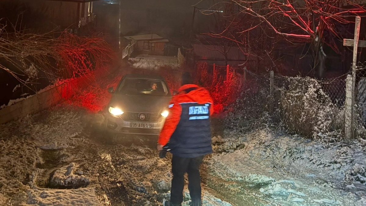 Navigasyon Gösterdi, Kar Durdurdu! AFAD İmdadına Yetişti