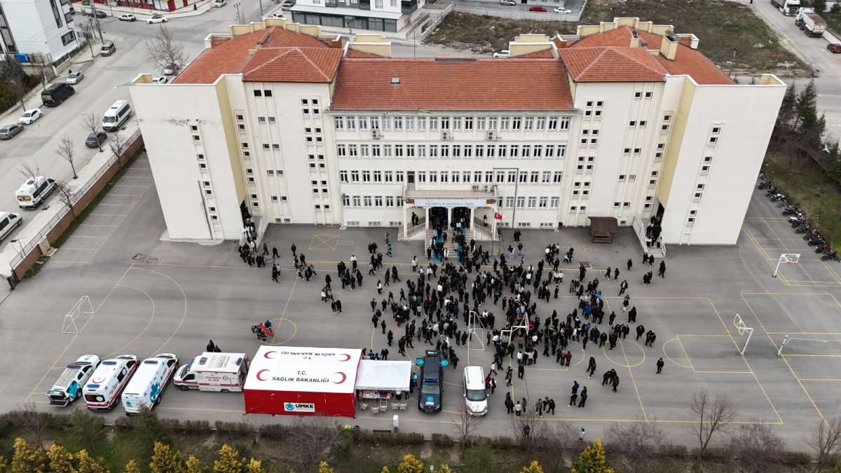 Mehmetçik Anadolu Lisesi’nde Deprem Tatbikatı ve Sağlık Bilgilendirme Etkinliği