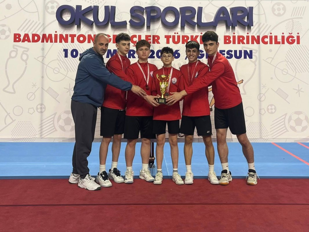 Osmancık Cumhuriyet Anadolu Lisesi Badminton’da Türkiye İkincisi Oldu