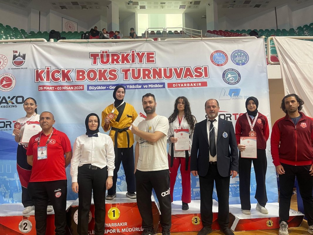 Çorumlu Kick Boksçular Diyarbakır’da Tarih Yazdı: Türkiye Şampiyonluğu Geldi!