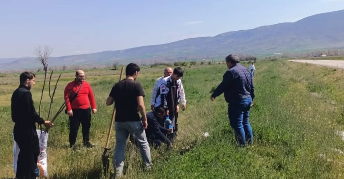 Çocuklardan Doğaya Anlamlı Dokunuş: Abdalata Köyü'nde Fidanlar Toprakla Buluştu