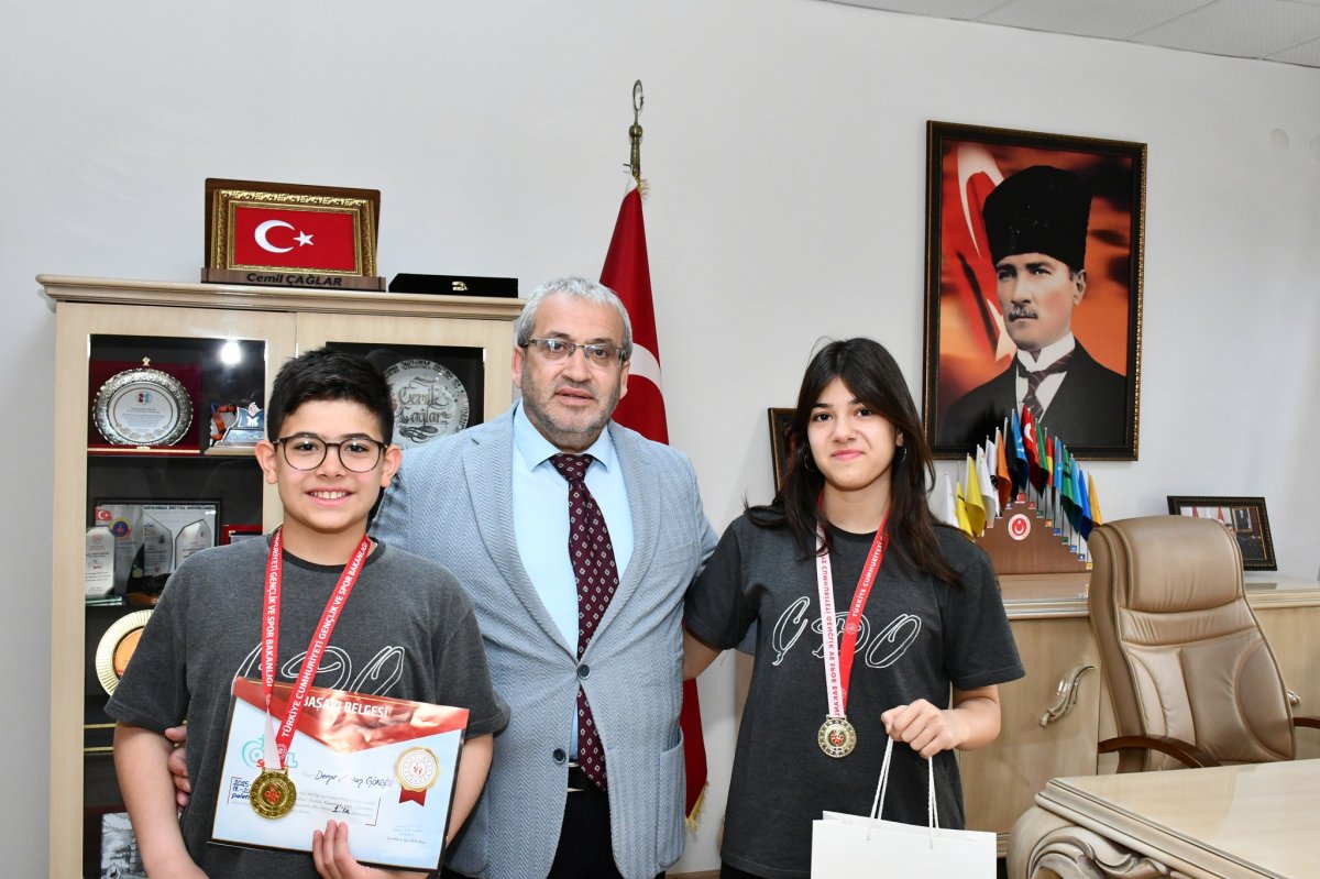 Çorum'un Altın Kulaçları: Demir Arslan Gökgöz Paletli Yüzmede Türkiye Şampiyonu Oldu