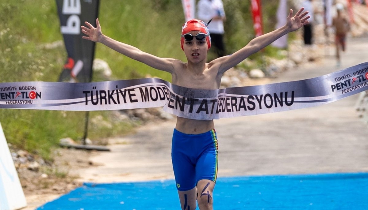 Rüzgar Arif Bahçacı'dan Büyük Başarı: Triathle'da Türkiye Birincisi