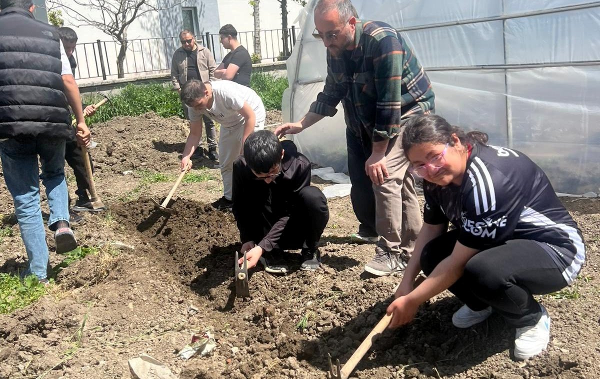 Toprakla Buluşan Engelsiz Eller: Çorum’da Dikim Mesaisi Başladı!