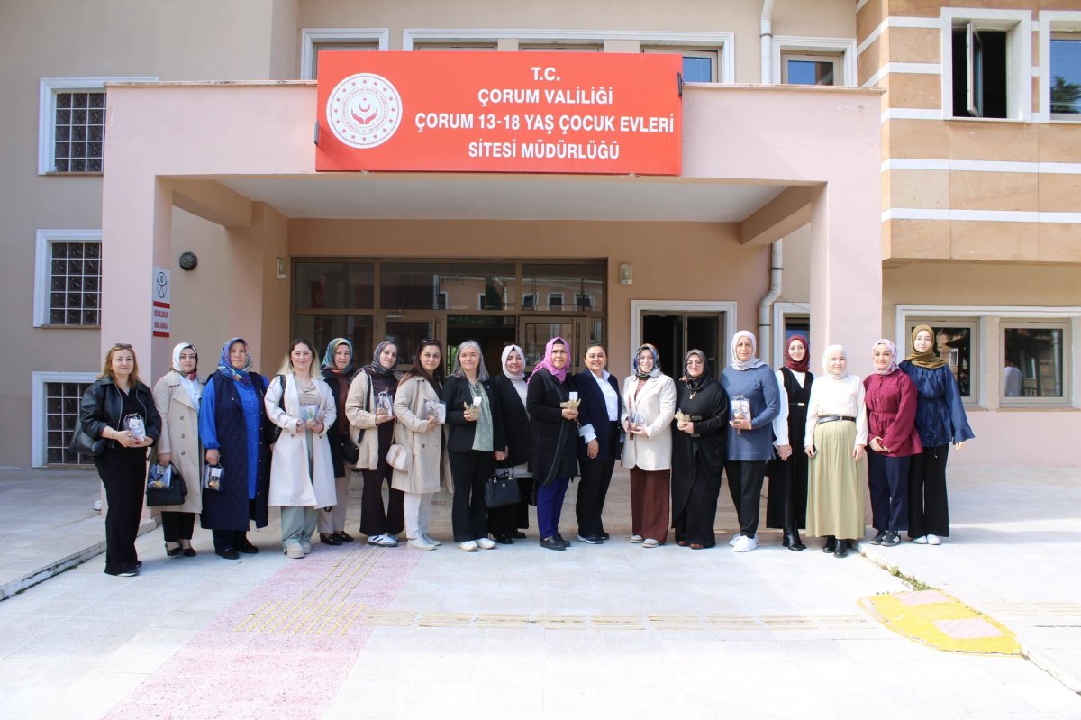 Sevgi Evleri'nde Duygusal Kutlama: Çocuklardan Annelere Anlamlı Hediye