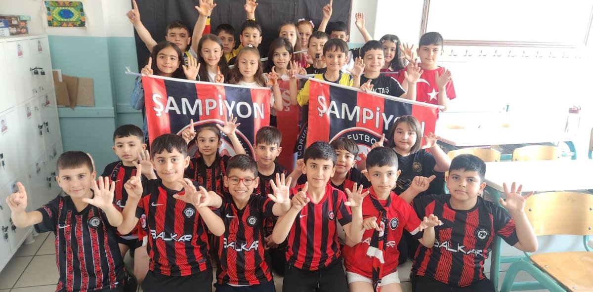 Öğretmen Mukadder Akaydın İlkokulu'nda Kırmızı-Siyah Coşku