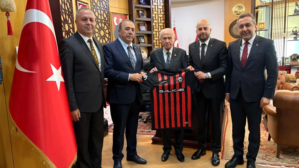 Süper Lig Coşkusu Ankara’ya Taşındı: Devlet Bahçeli’ye Çorum Fk Forması!