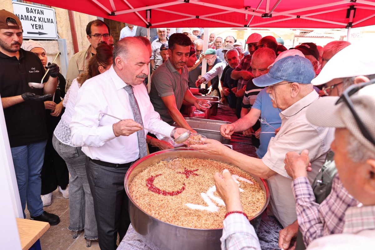 Muharrem Ayının Bereketi: Vali Ali Çalgan Vatandaşlara Aşure İkram Etti