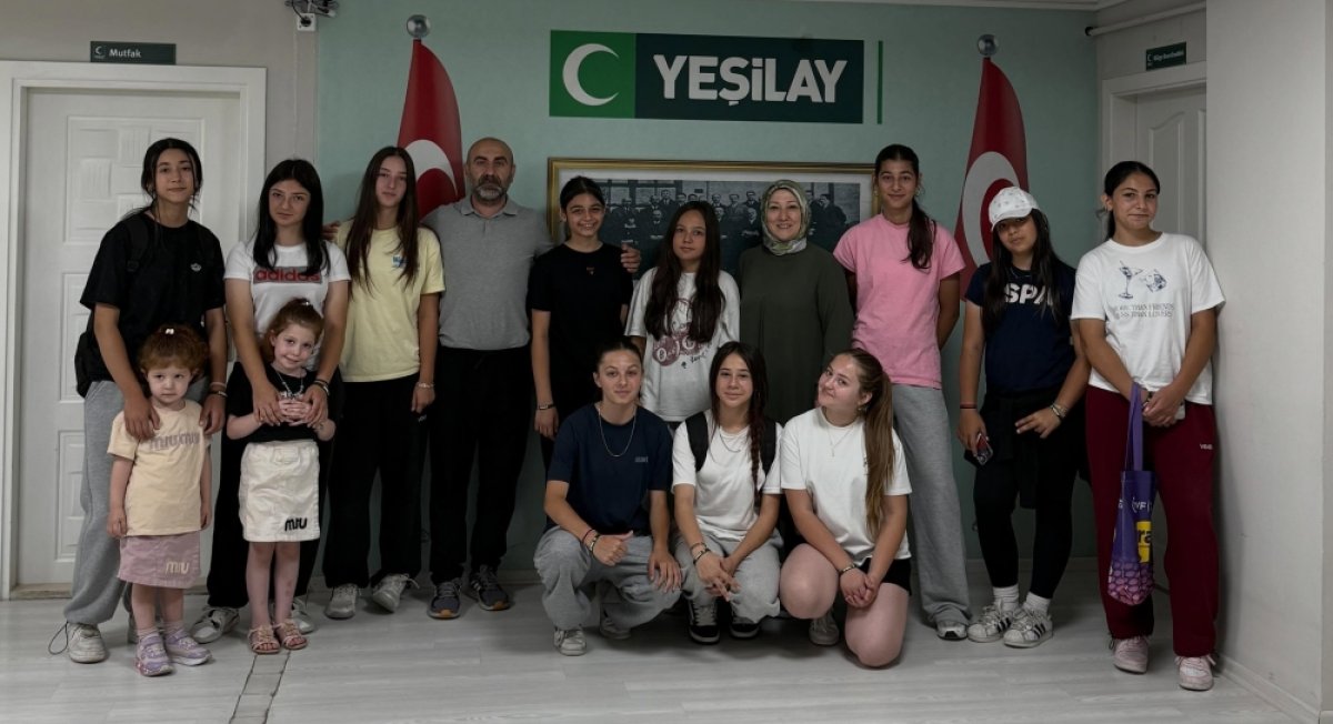 Yeşilay Çorum Şubesi'ne Genç Voleybolculardan Anlamlı Ziyaret
