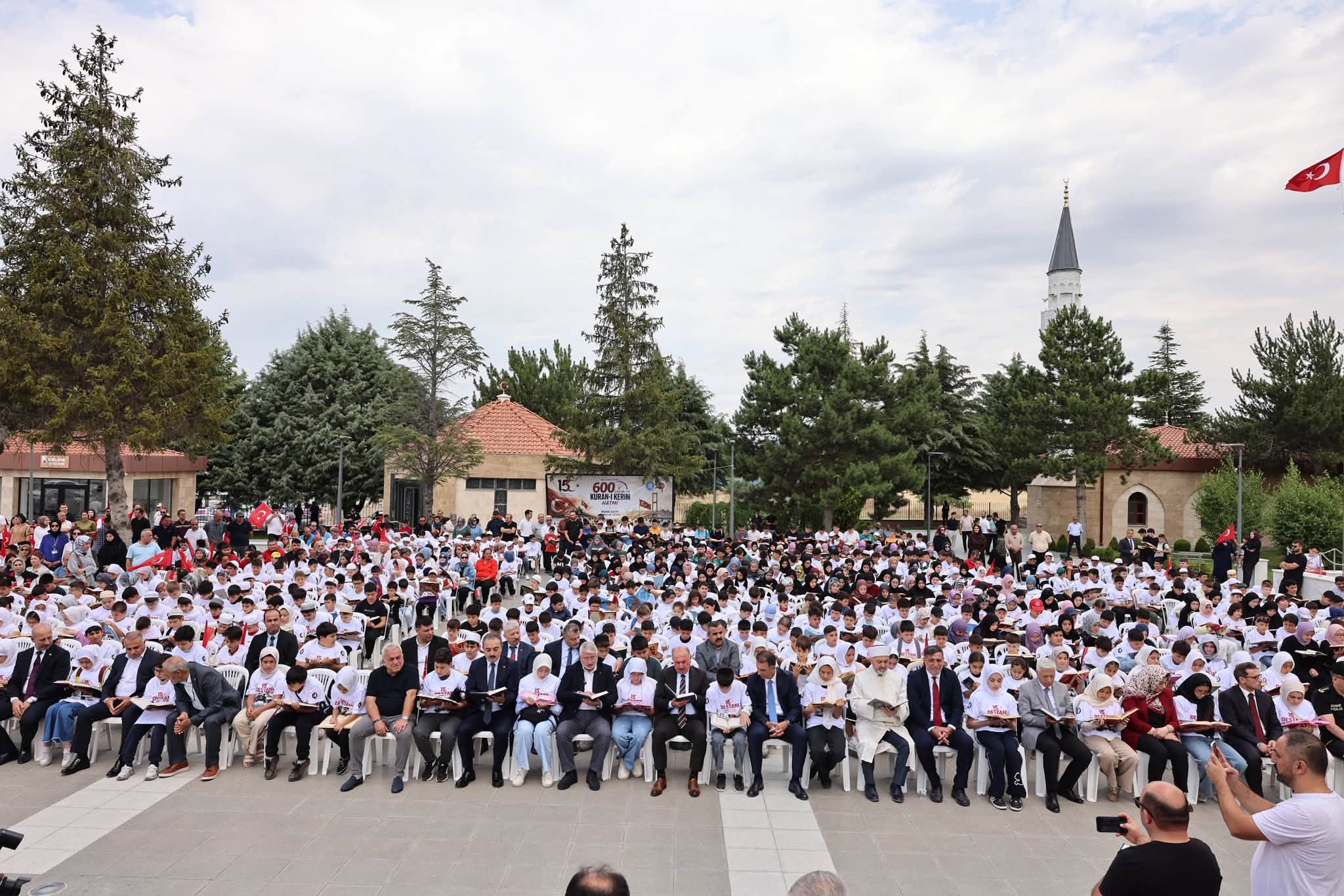 15 Temmuz Anısına Anlamlı Etkinlik: 600 Çocuk 60 Saniyede Kur'an-I Kerim'i Hatmetti