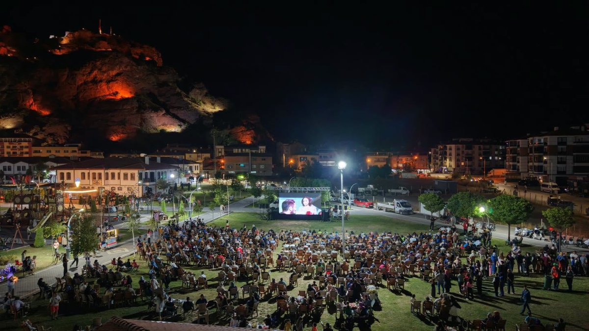 Osmancık'ta Sinema Gecesine Yoğun İlgi: "Yıldızlar Da Kayar" İzlendi