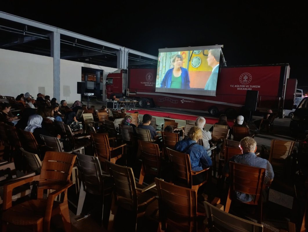 Osmancık'ta "Yıldızların Altında Sinema Keyfi": Gezen Sinema Yoğun İlgi Gördü