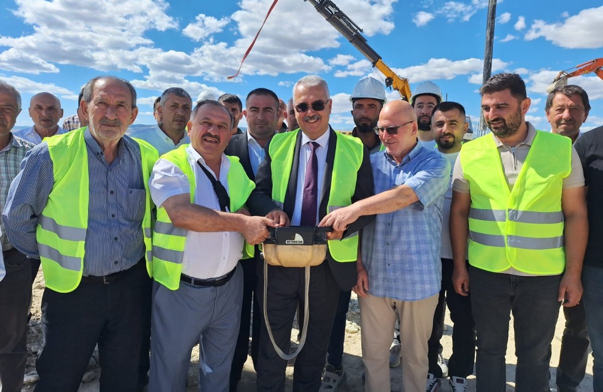 Ahlatcı, Zanaatkarlar’da 24 İşyerinin İdari Binasının Temelini Attı