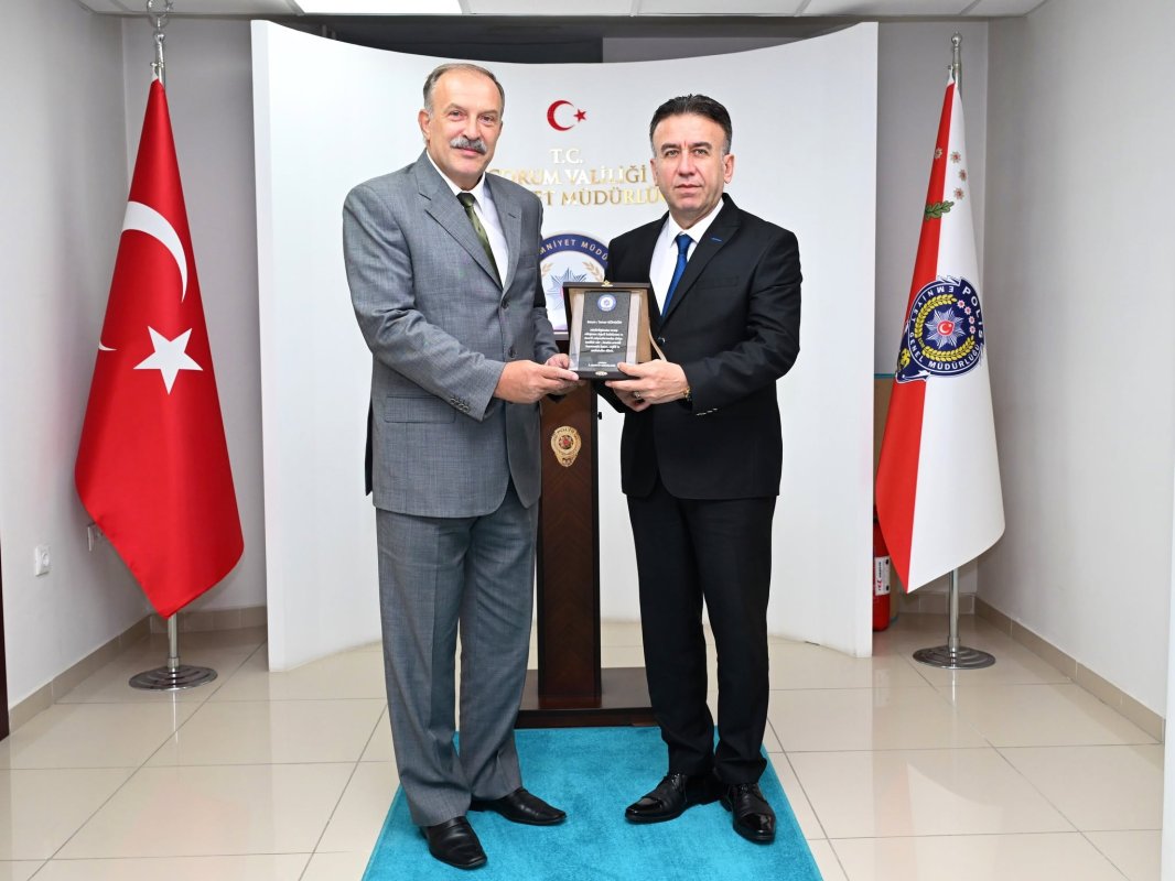 Çorum Emniyetinde Duygusal Veda: Emekli Olan Taner Güngör'e Onur Belgesi Takdim Edildi!