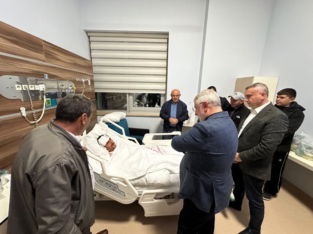 Başkan Aşgın'dan Kaza Geçiren Muhtarlar Derneği Başkanı Koca'ya Hastanede Moral Ziyareti