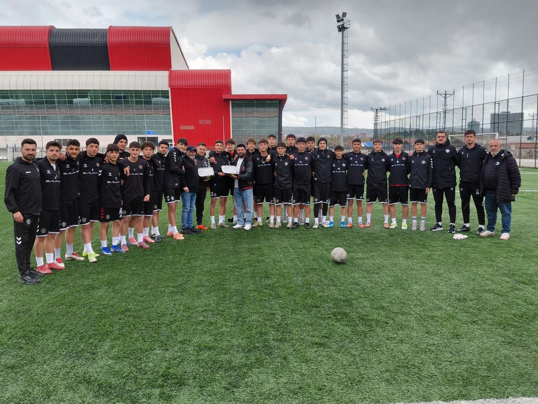 Kırmızı-Siyahlı Gençlere Moral Desteği