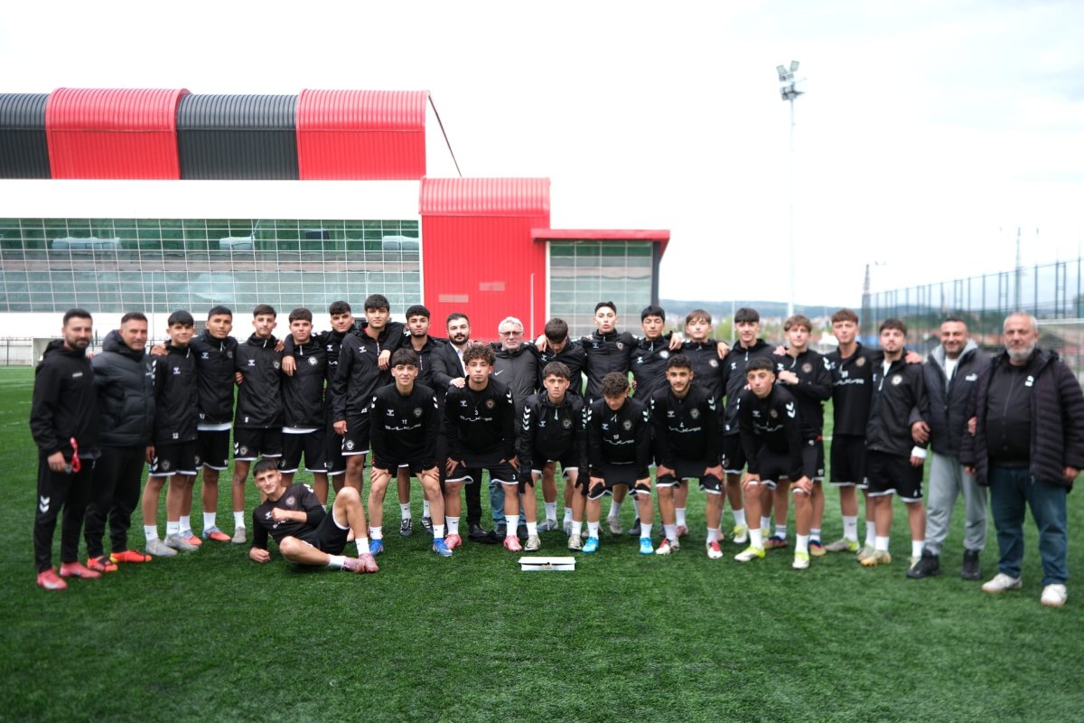 ASKF Başkanı Ferhat Arıcı'dan Şampiyon U17 Takımına Kritik Maç Öncesi Moral Ziyareti