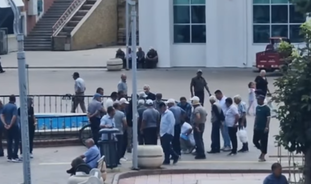 Alaca'da Sıcak Hava Etkisini Gösterdi: Meydanda Yürürken Baygınlık Geçirdi