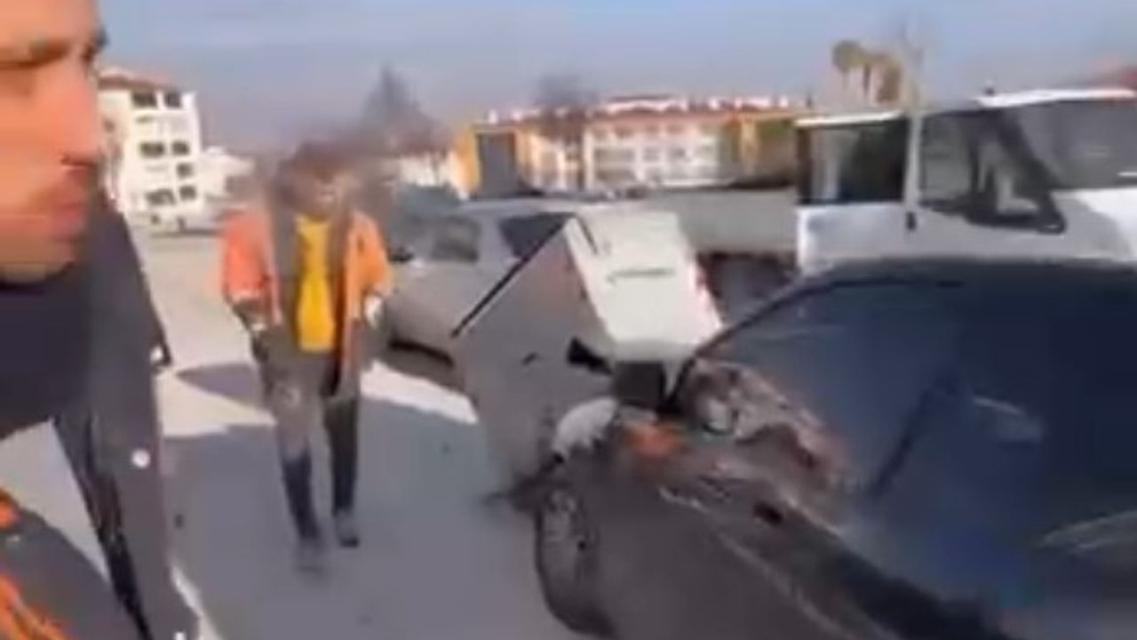 Araca Çarptı, Kaldırıma Savruldu