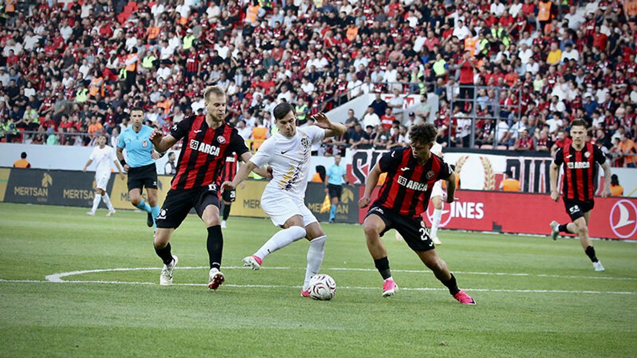 ARCA ÇORUM FK SÜPER LİG'DE ŞOV YAPTI: EYÜPSPOR'U 3 GOLLÜ GEÇTİ!