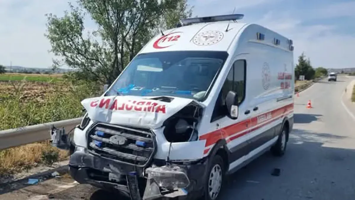 Sungurlu Yolunda Ambulans İle Ticari Araç Çarpıştı: 2 Yaralı