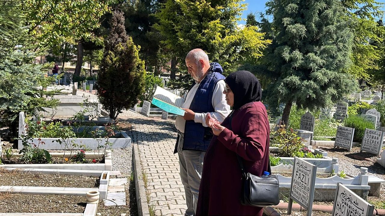 Bayram Arifesinde Mezarlıklarda Yoğunluk: Vatandaşlar Kabir Ziyaretine Akın Etti