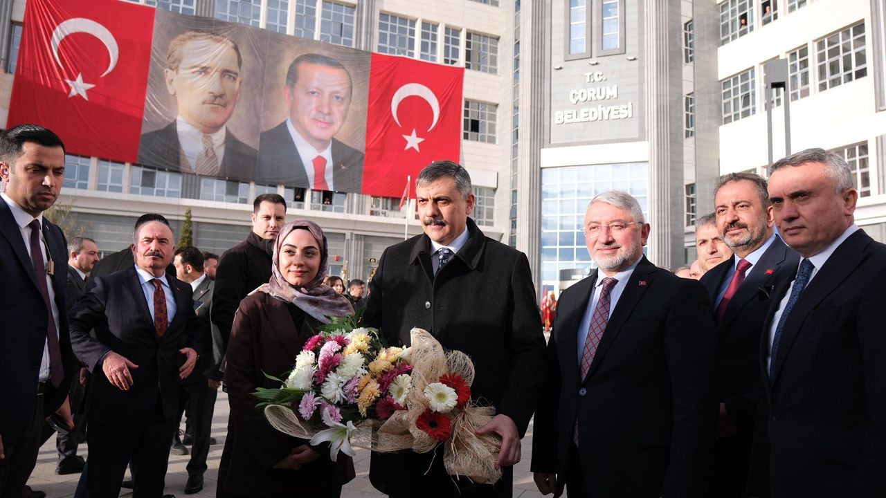Belediyede Bakan Çiftçi'ye Coşkulu Karşılama
