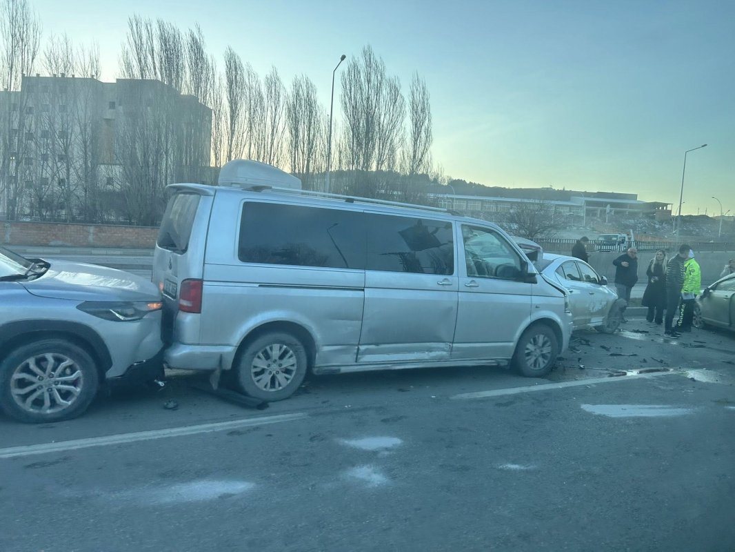 Faciaya Ramak Kala! 5 Araç Birbirine Girdi