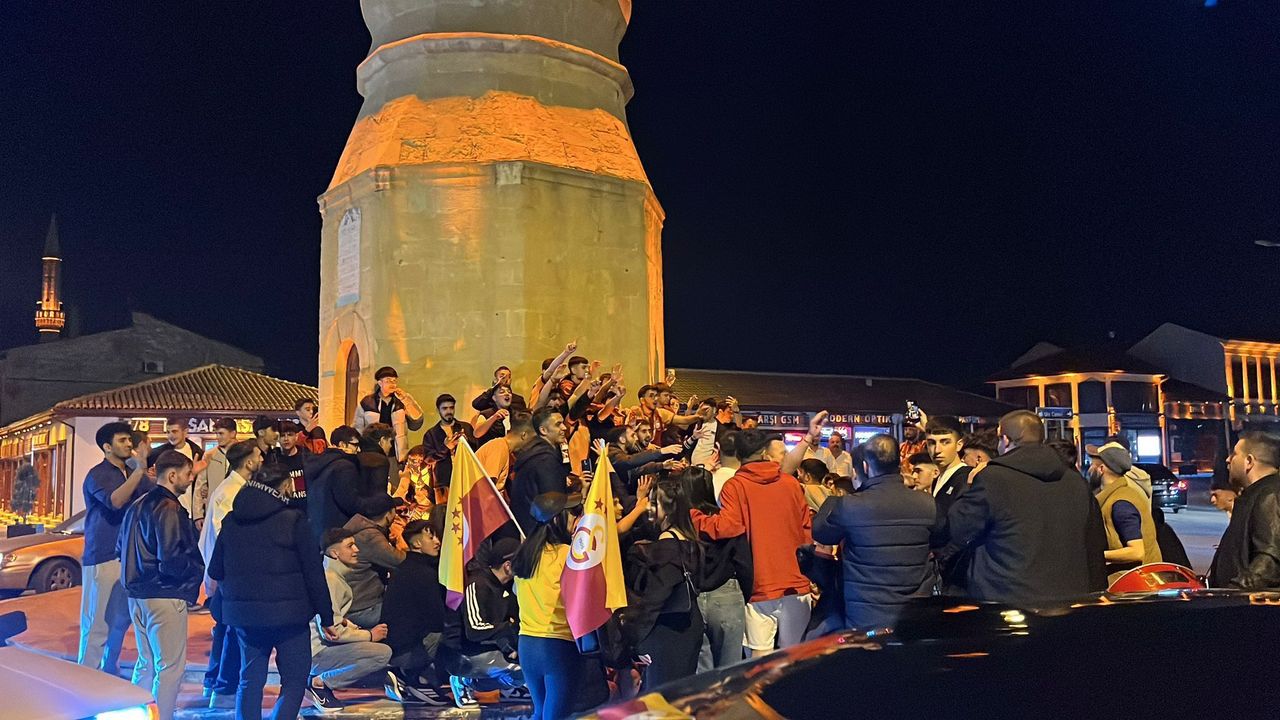Çorum’da Derbi Coşkusu! Galatasaraylılar Meydanı Şenlik Alanına Çevirdi