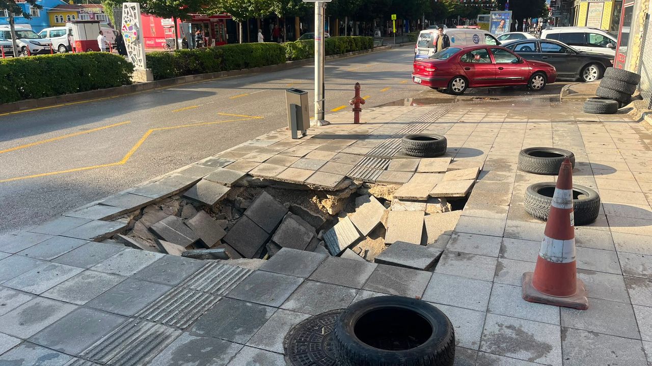 Çorum'da Sağanak Sonrası Kaldırım Çöktü