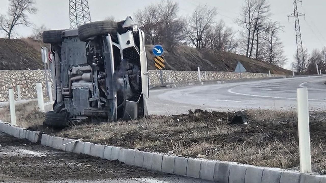 Çorum-İskilip Yolunda Korkutan Kaza: Araç Refaje Çıkıp Yan Yattı