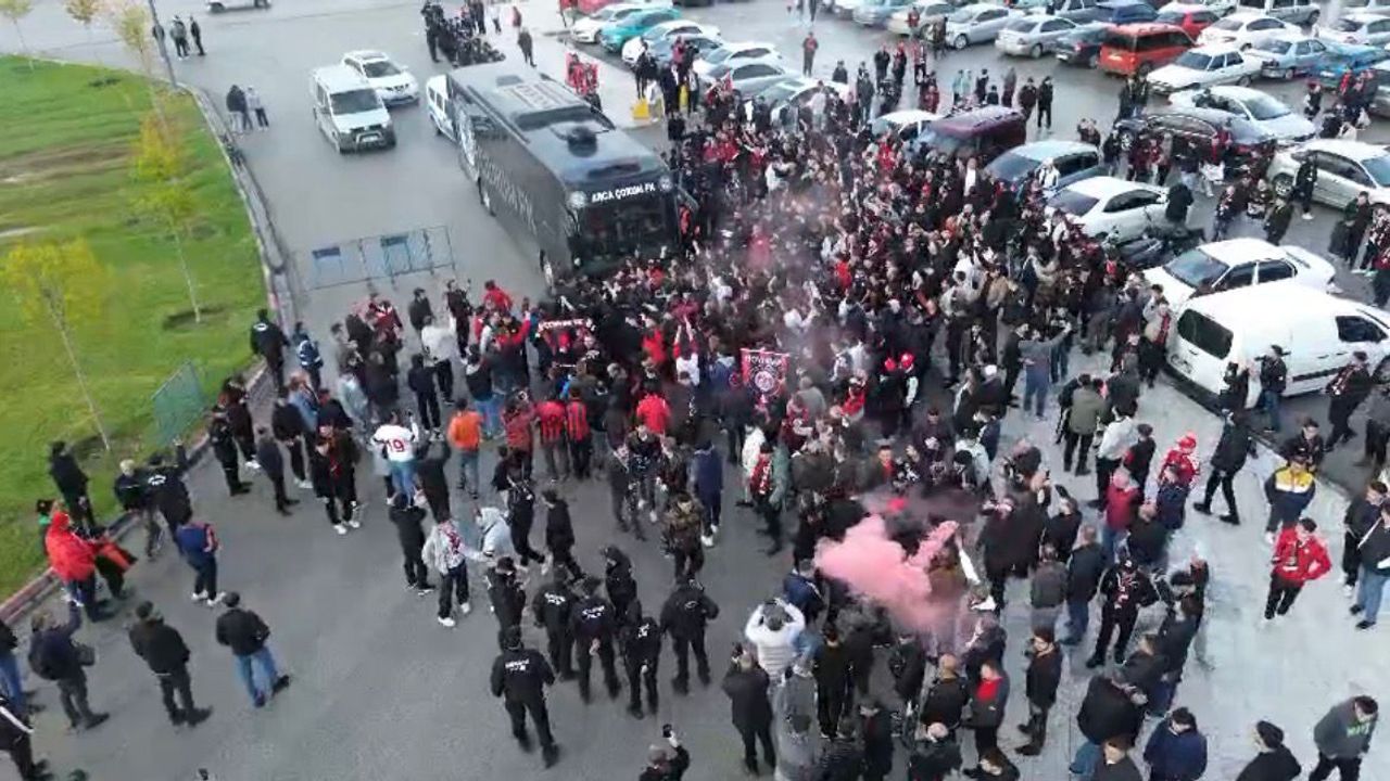 Çorum Tek Yürek! Arca Çorum FK’ya Rövanş Öncesi Meşaleli Karşılama