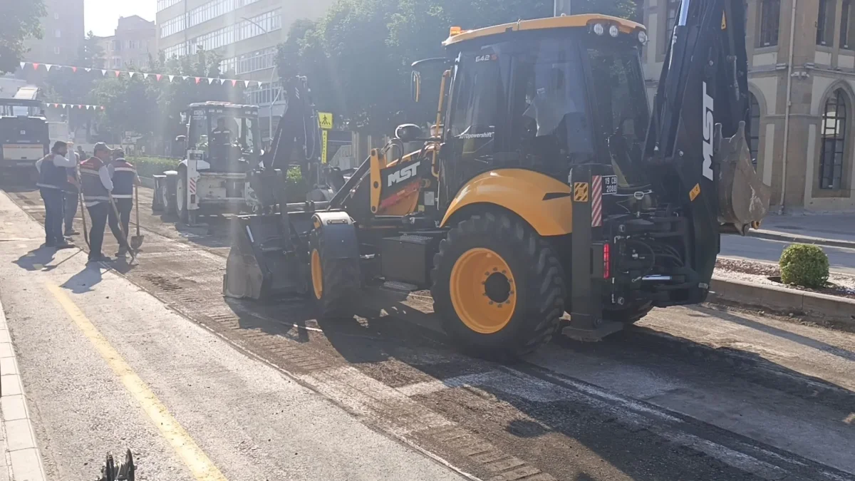 Gazi Caddesi'nde Asfalt Mesaisi Başladı: Trafiğe Kapatıldı