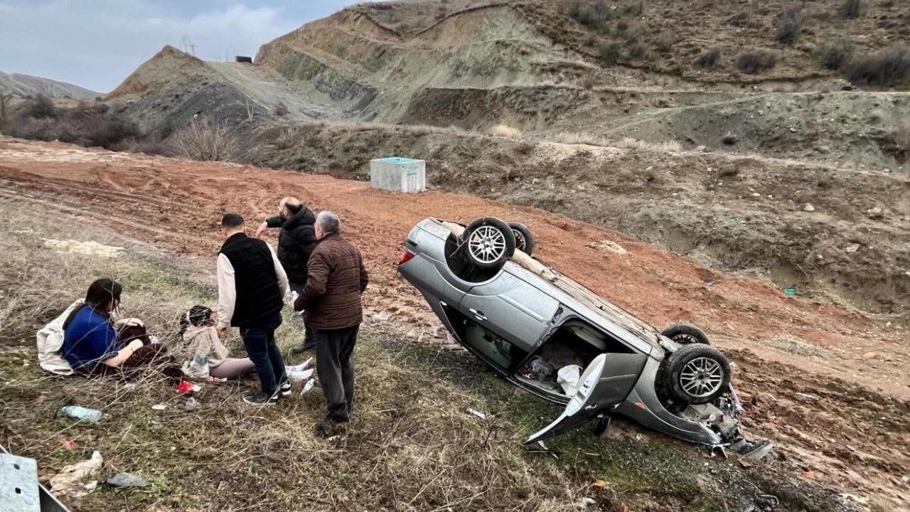 Demir Bariyerleri Aşan Otomobil Takla Atarak Tarlaya Uçtu: 4 Yaralı