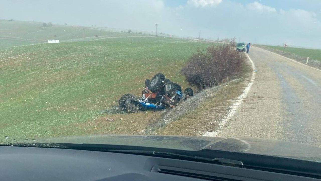 Devrilen Traktörün Sürücüsü Ölümden Döndü