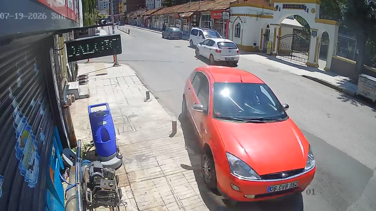 Dubalar Olası Faciayı Önledi! Otomobil İş Yerine Dalmaktan Son Anda Kurtuldu
