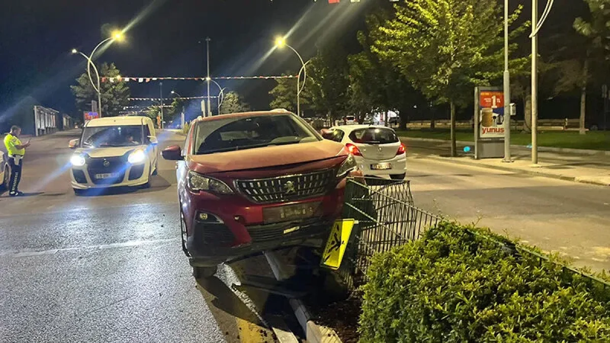 Motosikletle Çarpışan Otomobil Refüje Çıkarak Durabildi