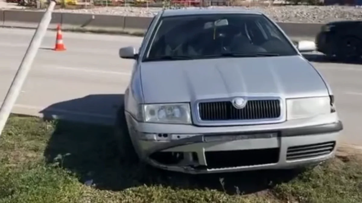 Çorum’da otomobiller çarpıştı, aydınlatma direği devrildi