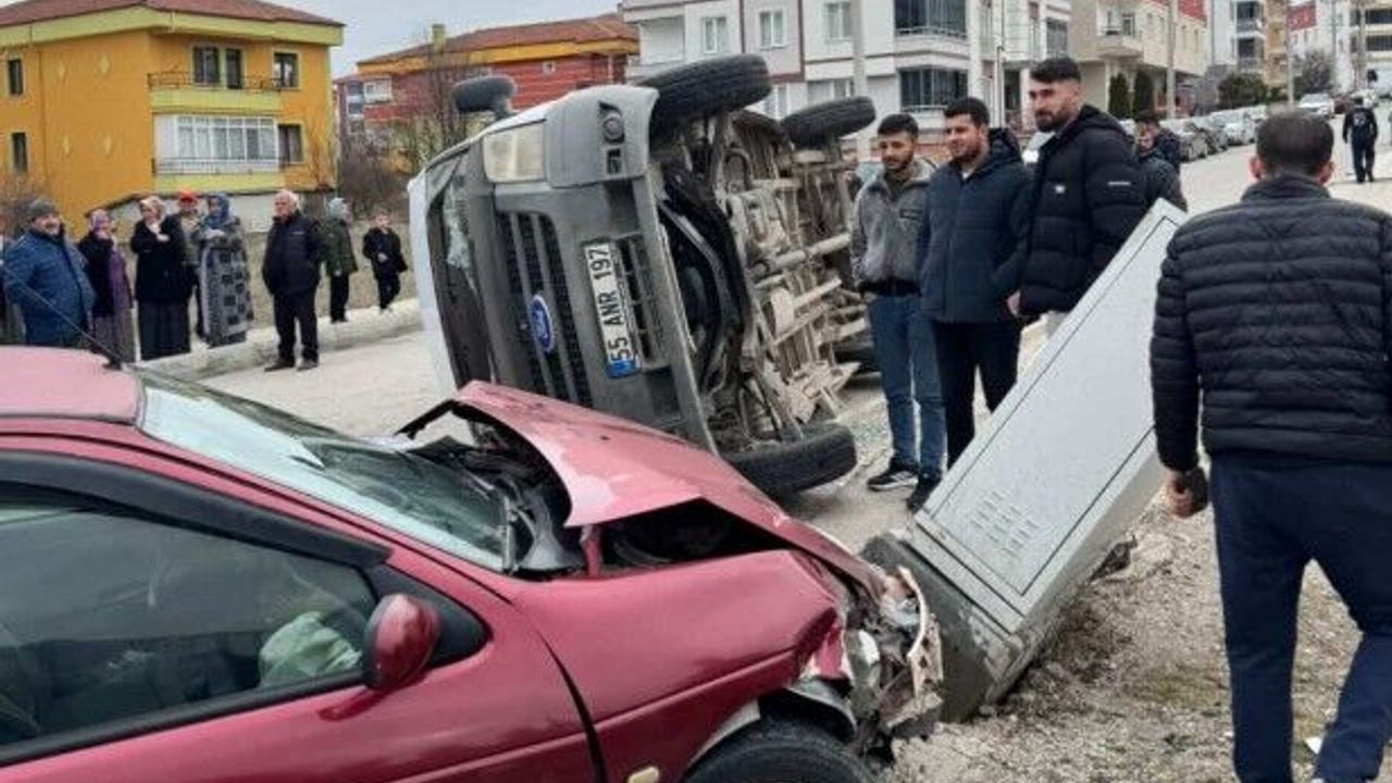 Feci Kazada Minibüs Devrildi Araçlar İle Trafo Zarar Gördü! Yaralılar Var