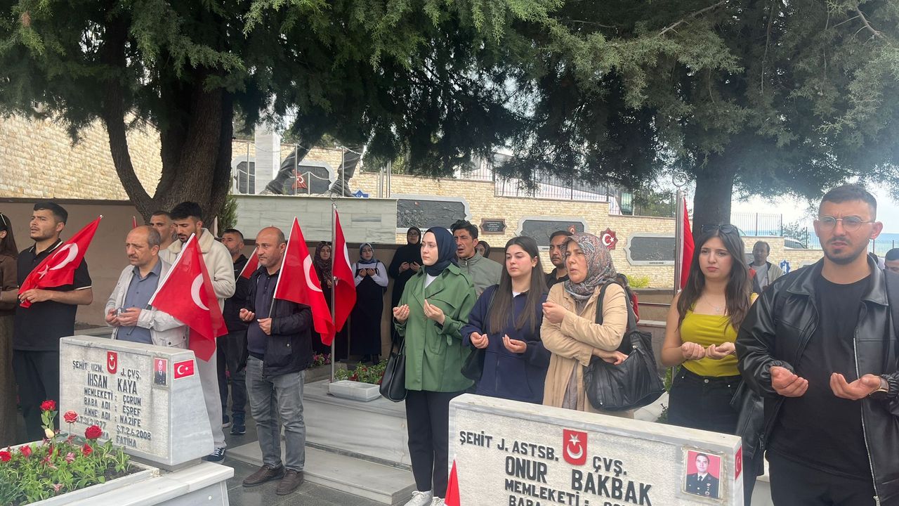 Gençlerden Şehitlere Vefa: 50 Metrelik Dev Bayrakla Yürüdüler