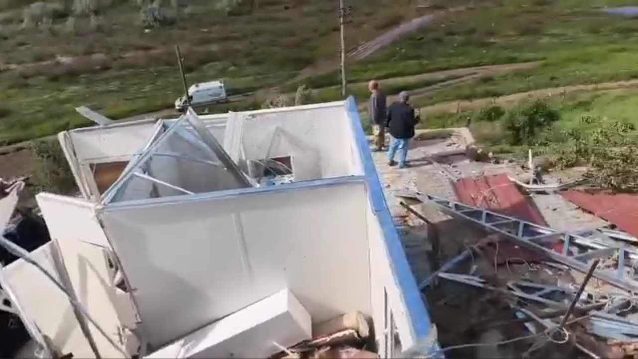 Hortum Köyleri Vurdu! Çatılar Uçtu, Yaralılar Var