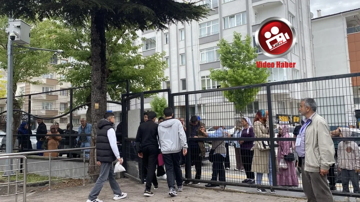 Lgs Heyecanı: 5 Bin 838 Öğrenci İçeride, Veliler Dışarıda Ter Döktü