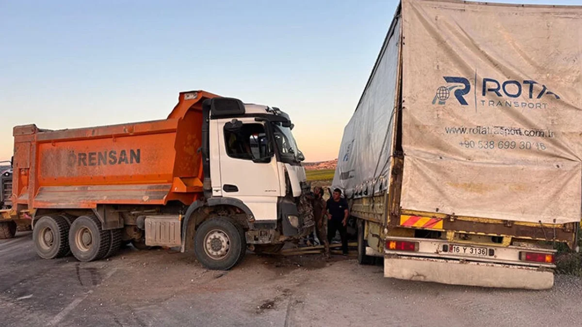 Alaca'da Kamyon İle Tır Çarpıştı: 3 Yaralı