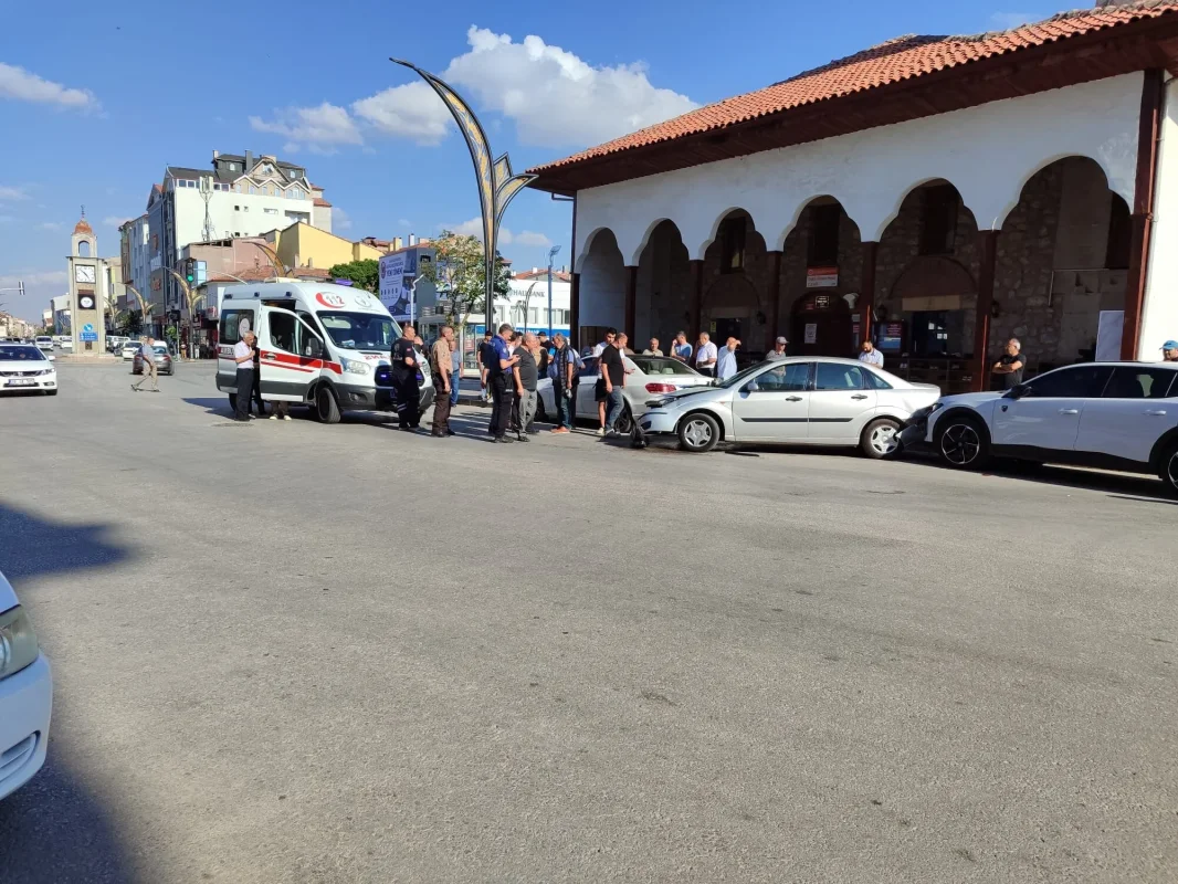 Alaca'da Alkollü Sürücü Dehşeti: Park Halindeki İki Araca Çarptı!